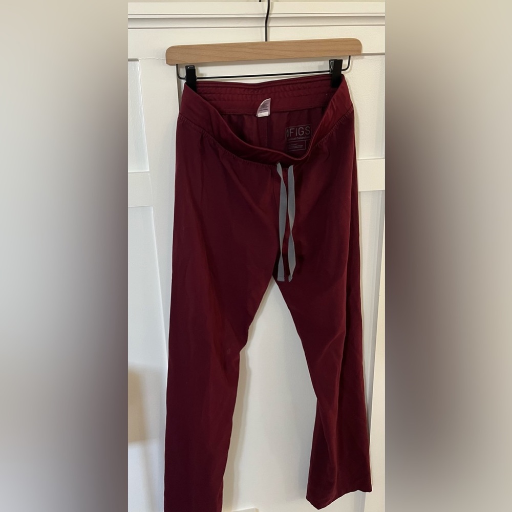 Figs petite small scrub Kade pant burgundy